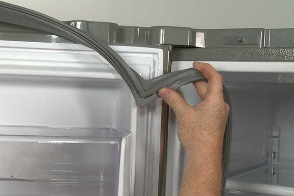 HƯỚNG DẪN CÁCH SỬA TỦ LẠNH BOSCH KHÔNG LÀM ĐÁ ĐÚNG CHUẨN 3 Đóng cửa ngăn đông tủ lạnh Bosch không khít
