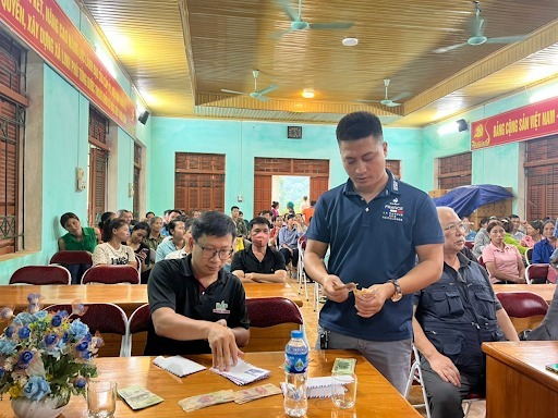 Trao 70 triệu đồng tiền mặt hỗ trợ, động viên bà con tại 2 xã Trao 70 triệu đồng tiền mặt hỗ trợ, động viên bà con tại 2 xã