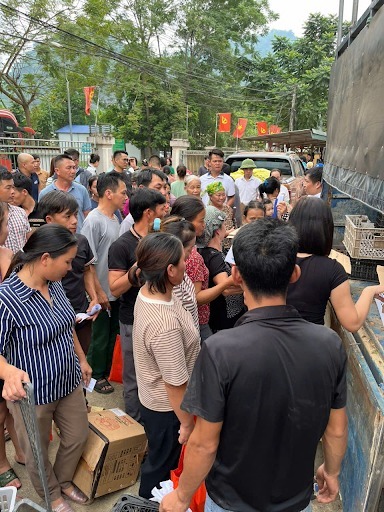 5.000 con gà giống, 1.400 gói hạt rau giống các loại, 400 kg gạo, 252 chai dầu gội, 100 bình giữ nhiệt và 50 phích nước đã được gửi tới bà con 2 xã. 5.000 con gà giống, 1.400 gói hạt rau giống các loại, 400 kg gạo, 252 chai dầu gội, 100 bình giữ nhiệt và 50 phích nước đã được gửi tới bà con 2 xã.